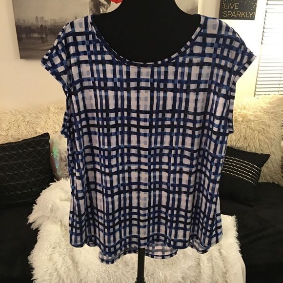 ELLE plus size Rayon Pleated back top - Picture 1 of 7